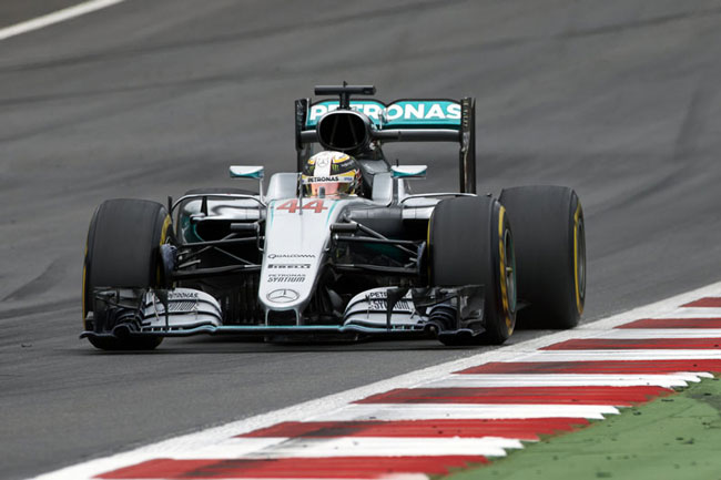 Hamilton wins a dramatic last lap Austrian Grand Prix